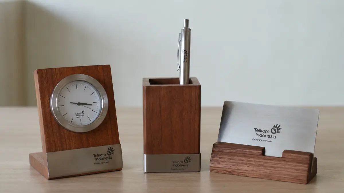 Souvenir kantor berbahan kayu dan stainless untuk corporate gift